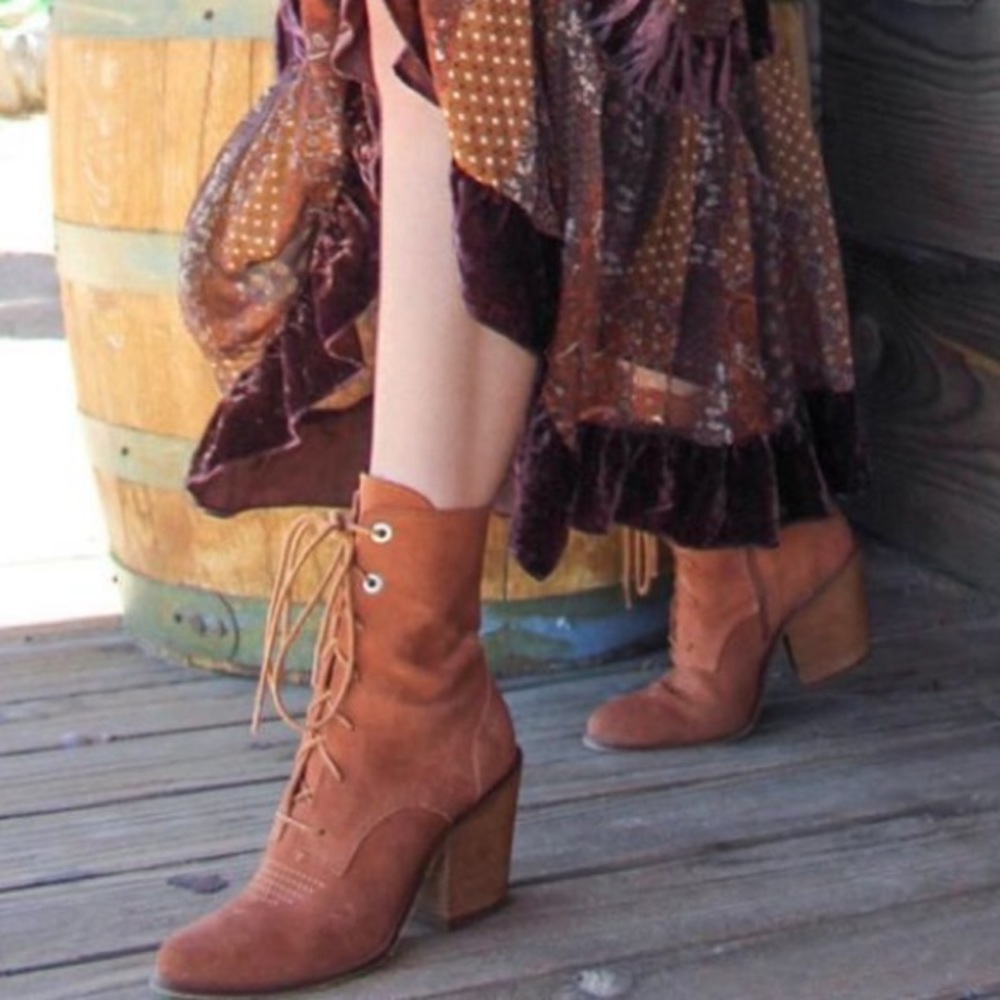 👢 Modcloth Lace Up Boots 👢